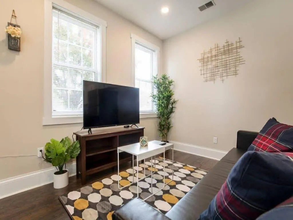 Spacious 3Br House With Backyard In Nulu Cozysuites Louisville